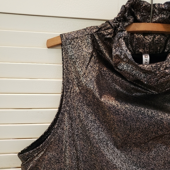 ⭐FABLETICS | Liora Metallic Athletic Ripstop Cowl Neck Kangaroo Pocket Vest - Picture 2 of 16